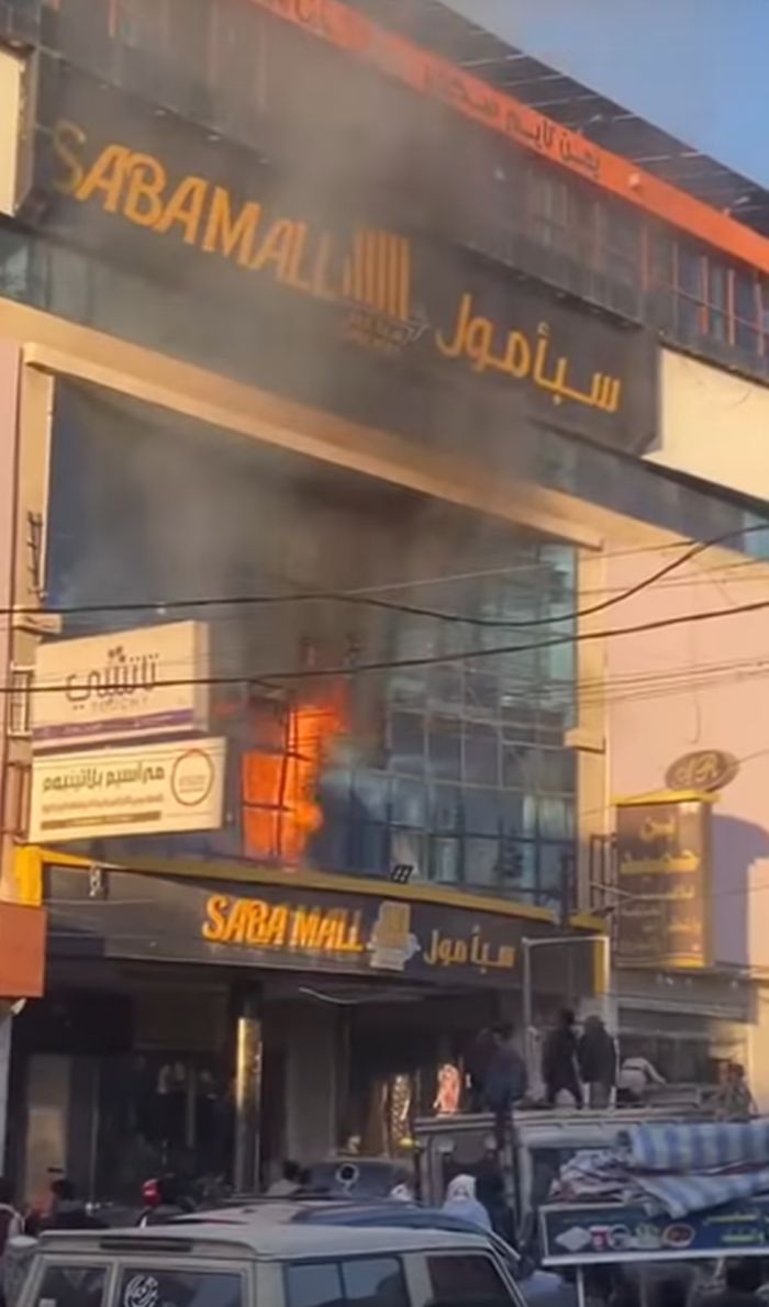 صنعاء .. حريق هائل يلتهم «سبأ مول» ويتسبب بخسائر مادية كبيرة