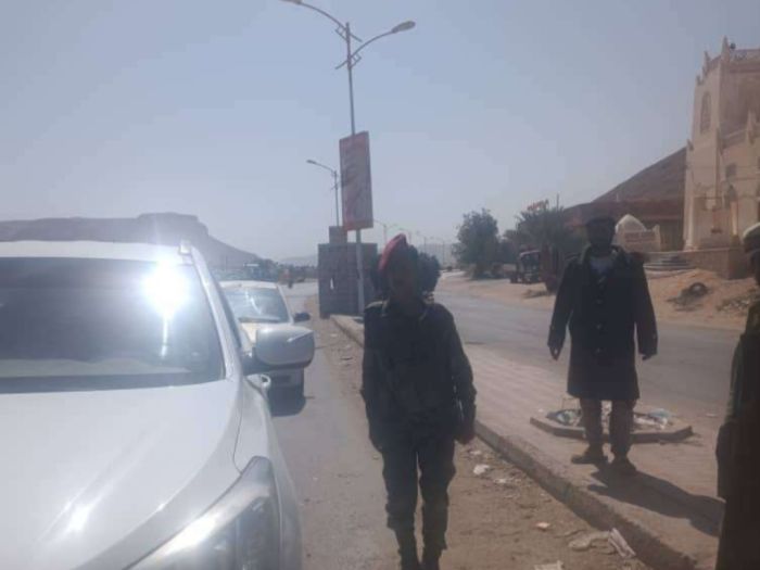  تعثر عملية تسلّم معسكرات في حضرموت بين "الانتقالي" و"درع الوطن" وانتشار أمني بتريم