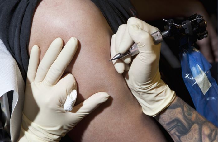 أحبار الوشم وأخطار خفية تتعدى الجلد