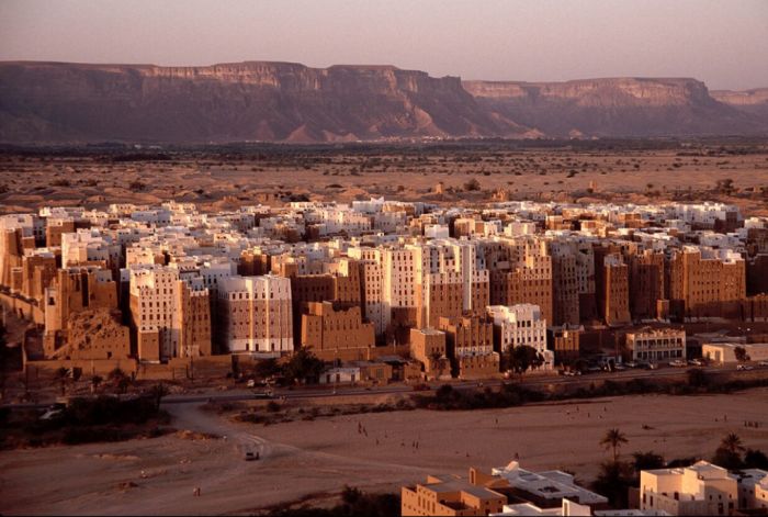  محافظ حضرموت يعلن استعادة الحكومة الشرعية السيطرة الكاملة على المحافظة