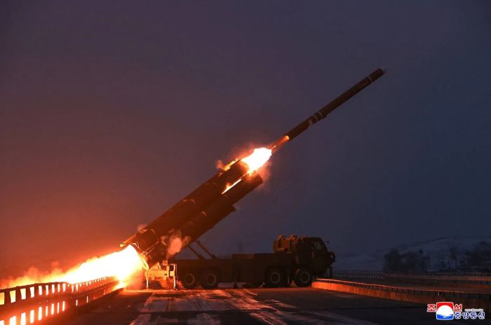 بيونغ يانغ تختبر صواريخ فرط صوتية وسط توترات إقليمية وتحركات دبلوماسية