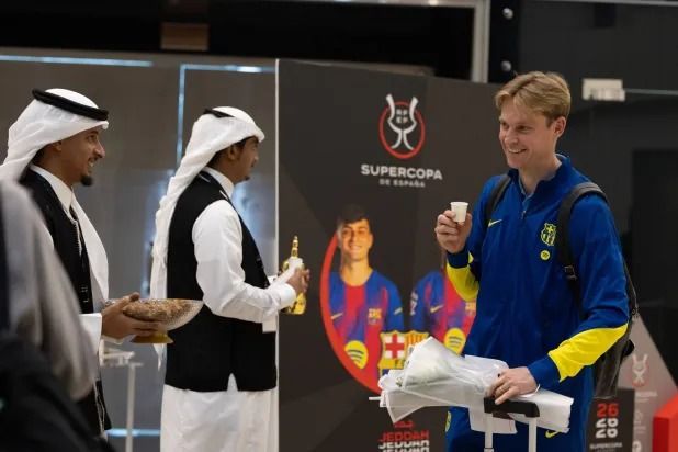  وصول برشلونة إلى جدة في استقبال سعودي حافل