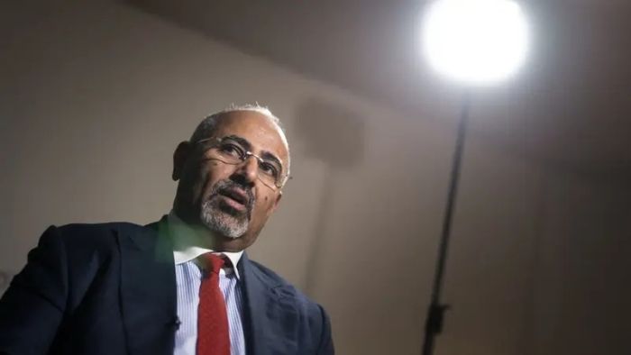 قرار جمهوري بإعفاء الزبيدي من مجلس القيادة وإحالته للتحقيق بتهم جسيمة