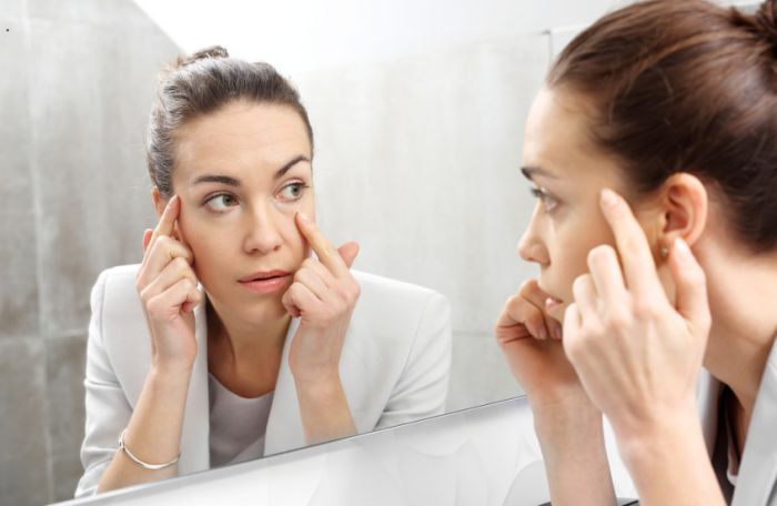 عادة يومية تؤذي بشرتك وتسرّع في ظهور التجاعيد