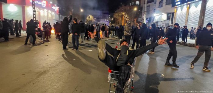 موجة احتجاجات جديدة في إيران وسط انقطاع الإنترنت وتصاعد الإدانات الدولية