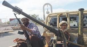 فوضى ونهب للأسلحة بعد قصف مخازن في زبيد تُسفر عن قتيل وعدة جرحى