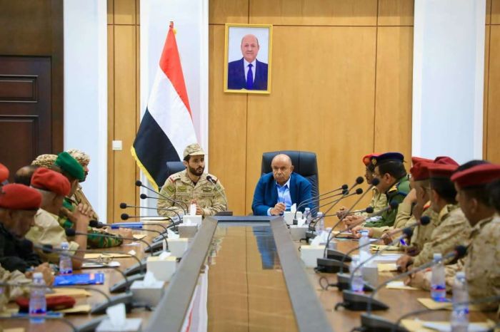 محافظ حضرموت يترأس اجتماعاً أمنياً وعسكرياً لتعزيز التنسيق والجاهزية في المحافظة