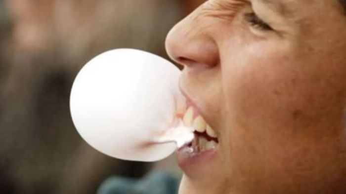 مضغ العلكة قد يساعد على التركيز وتخفيف التوتر