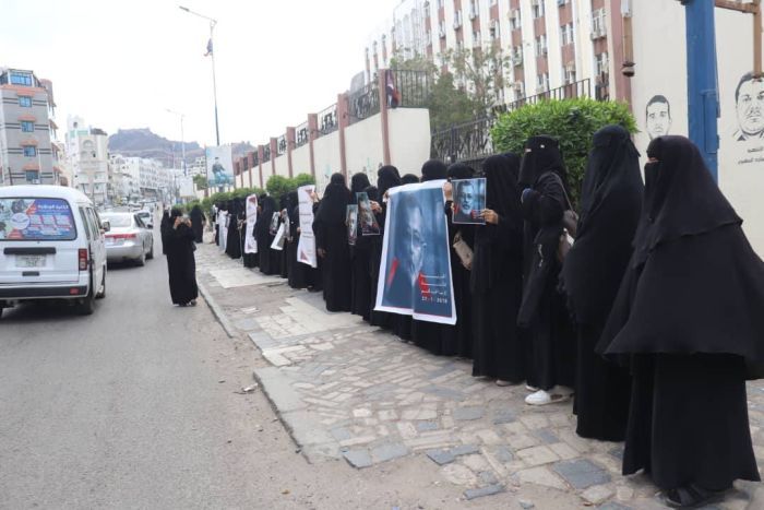 رابطة أمهات المختطفين بعدن تطالب بفتح عاجل لملف الإخفاء القسري والسجون السرية