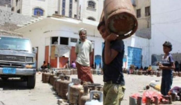  وسط الأحداث السياسية والأمنية .. عدن تعاني أزمة غاز خانقة