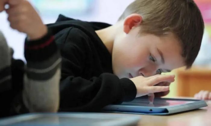 استخدام الشاشات يضعف قدرة الأطفال على الكلام