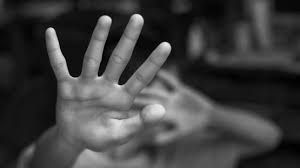 أب يعتدي على طفلته بوحشية في الشارع بسبب 10 آلاف ريال