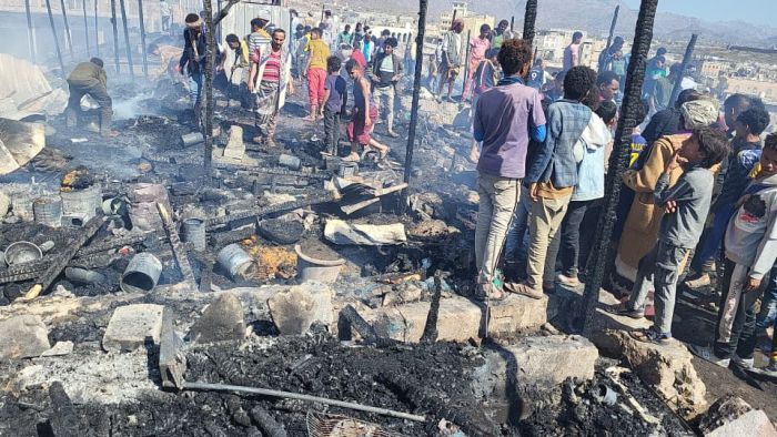 حريق هائل يلتهم مخيم لاجئين صوماليين في الضالع ويدمر مساكن عشرات الأسر