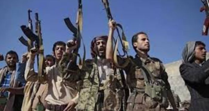  الحوثي يمارس عقابًا جماعيًا على تربويّي الحوبان بقطع مرتباتهم