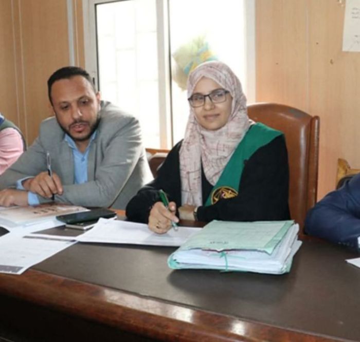  يشغل منصب نائب مدير قسم شرطة نقم بصنعاء.. مشرف حوثي يعتدي على قاضية أثناء جلسة محاكمة رسمية ويختطف المتهم