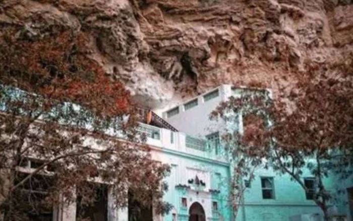  التحذير من عملية بسط نافذ على حوش معبد الهندوس التاريخي بعدن