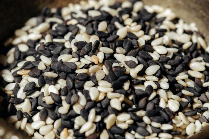 السمسم الأسود... كنز غذائي وفوائد صحية قد تفاجئك