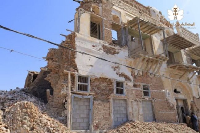 انهيار جزء من مبنى تاريخي في الحديدة نتيجة الإهمال الحوثي