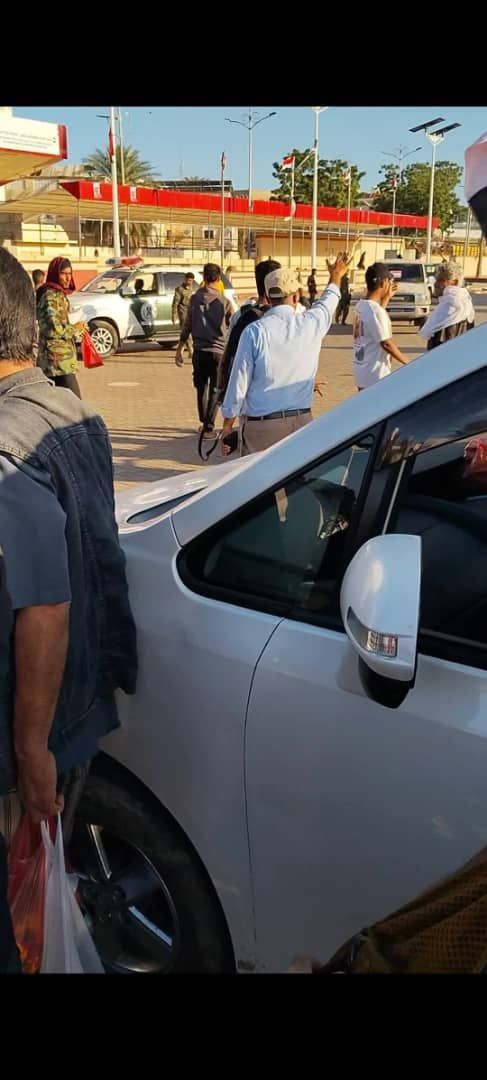 عدن.. قوات أمنية تفض احتجاجًا سلميًا لأسر المخفيين قسراً