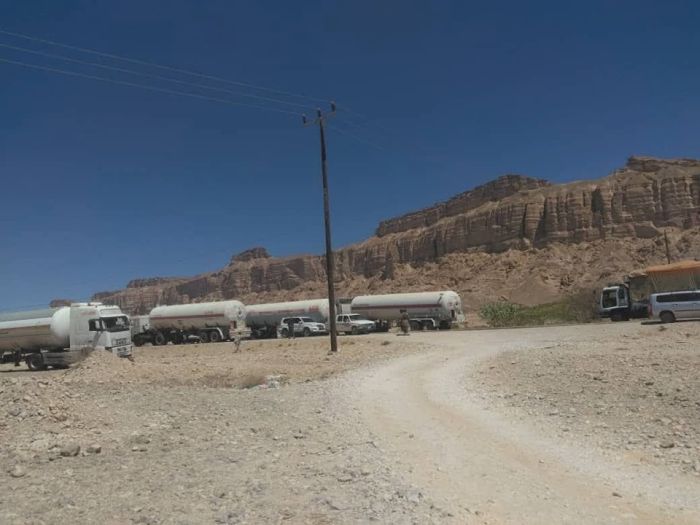 قوافل غاز تتجه إلى عتق… مؤشرات لانفراج وشيك في أزمة الغاز بشبوة