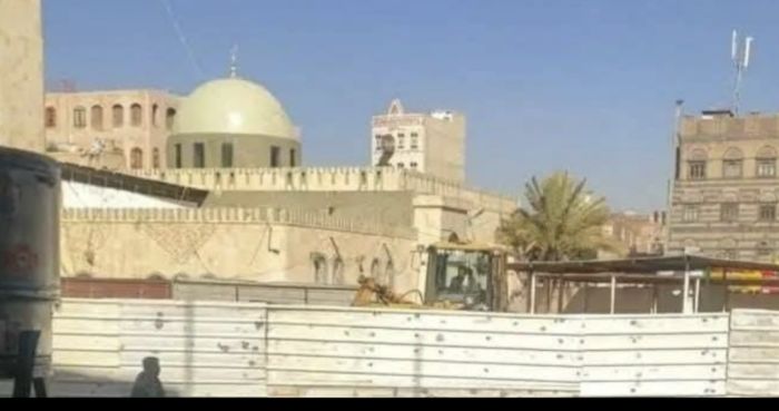  تنديدًا بهدم أحد المساجد الأثرية .. هتافات في صنعاء: "الحوثيون أعداء الله"