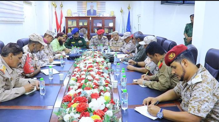 عدن تشهد لقاءً عسكريًا لتعزيز الأمن وتنظيم القوات خارج المدينة