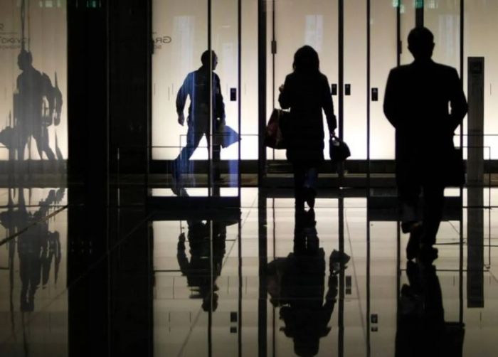 عندما يتحوّل العمل إلى عبء صحي: إشارات خفية تكشف بيئة العمل السامة قبل فوات الأوان