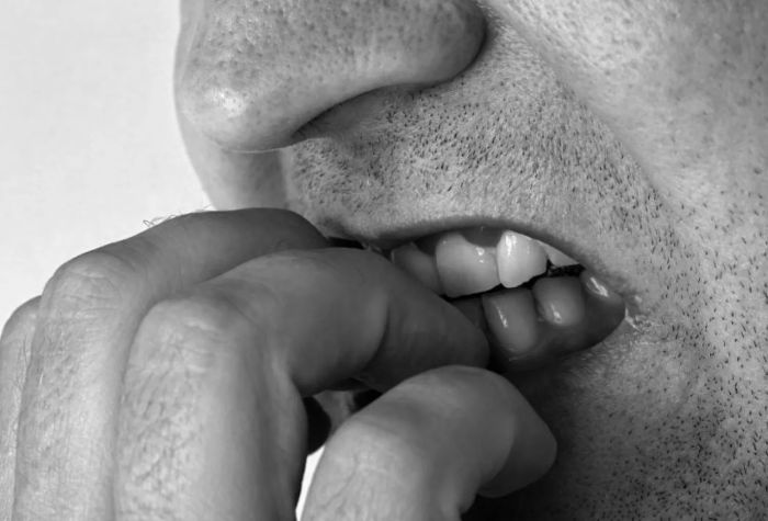 كتاب نفسي جديد يعيد تعريف «العادات السيئة»: سلوكيات بقاء لا ضعف إرادة