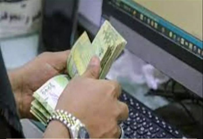   تحذيرات من عودة المضاربة بالعملة مع الحديث عن مخصصات مالية لصرف المرتبات المتأخرة