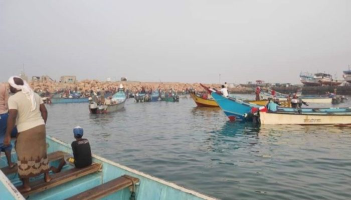 ضبط قارب مشبوه في ميناء الشحر بحضرموت
