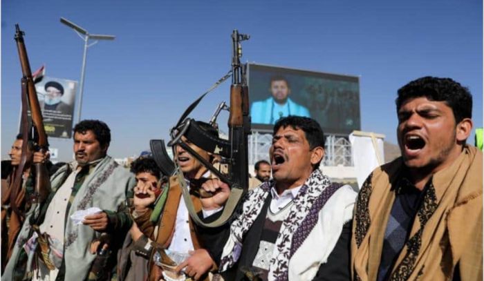  توقف الرواتب يدفع موظفي الصحة في مناطق الحوثيين إلى حافة الفقر