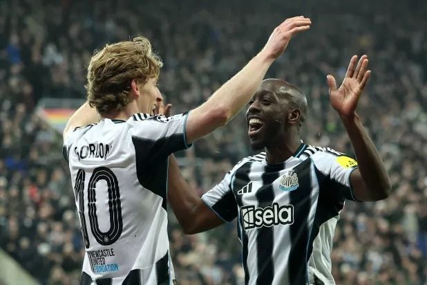 نيوكاسل يضرب أيندهوفن بثلاثية ويقترب من دور الـ16 بدوري الأبطال