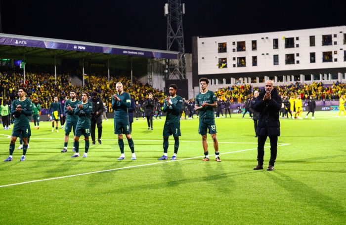 اعتذار من نوع خاص.. لاعبو مانشستر سيتي يتكفلون بتعويض المشجعين ماديا بعد خسارة الفريق في النرويج