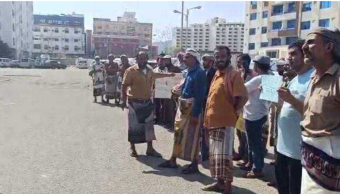  معلمون نازحون يناشدون القيادة الرئاسية بصرف رواتبهم المتوقفة