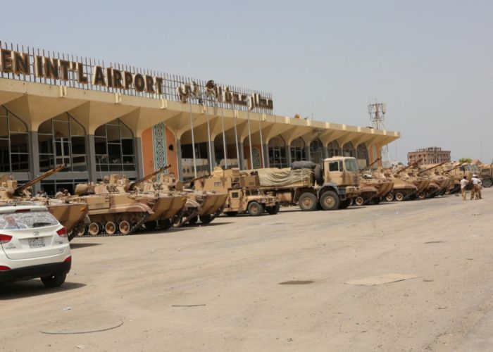  في إطار خطة إخراج المعسكرات من عدن.. ترتيبات لإخلاء ثلاث قواعد عسكرية محيطة بمطار عدن الدولي