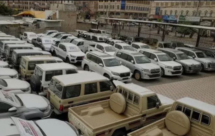  قرار تعسفي يخنق أرزاق اليمنيين .. مليشيا الحوثي تُغلق بوابة السيارات وتُعمّق المأساة المعيشية