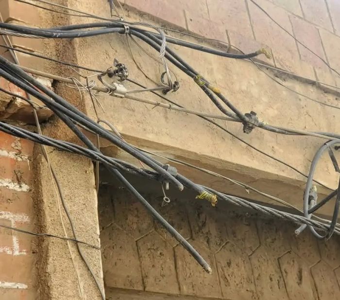 اتهامات لشركات الكهرباء التجارية بنهب معدات الشبكة الحكومية في تعز