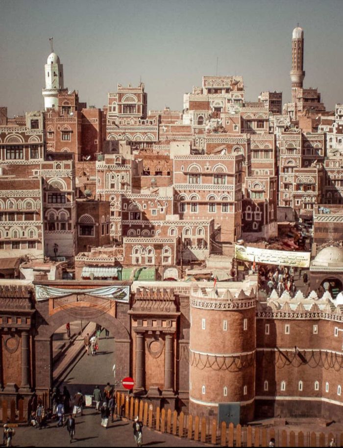  مشرف حوثي يهدم منزل مسنة غرب صنعاء