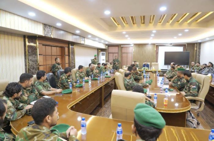  محافظ عدن يرأس اجتماعًا أمنيًا في محاولة لاحتواء أزمة إخراج المعسكرات