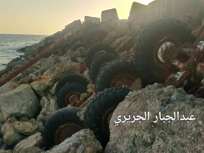 صور تكشف طمر آليات عسكرية للجيش اليمني قبالة شاطئ المكلا منذ 2016