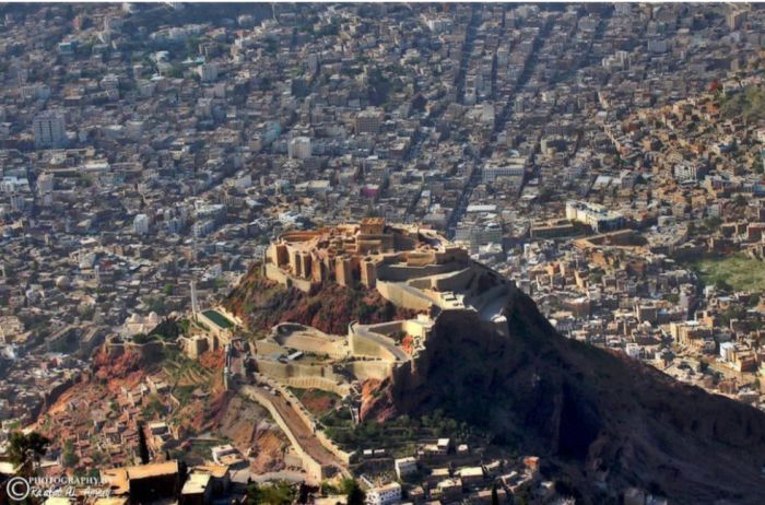  تربويون في تعز يشكون من استقطاعات جائرة طالت مرتباتهم