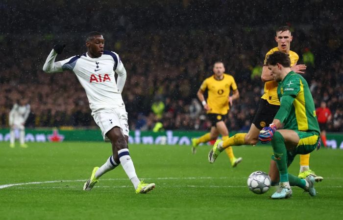 توماس فرانك يطمئن جماهير توتنهام: لاعبا الهجوم بخير بعد حادث سيارة بسيط قبل مواجهة فرانكفورت