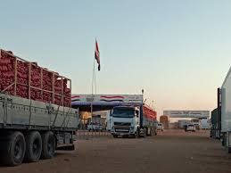 اليمن يمنع دخول 25 شاحنة إماراتية عبر منفذ شحن ويثير توترات تجارية جديدة