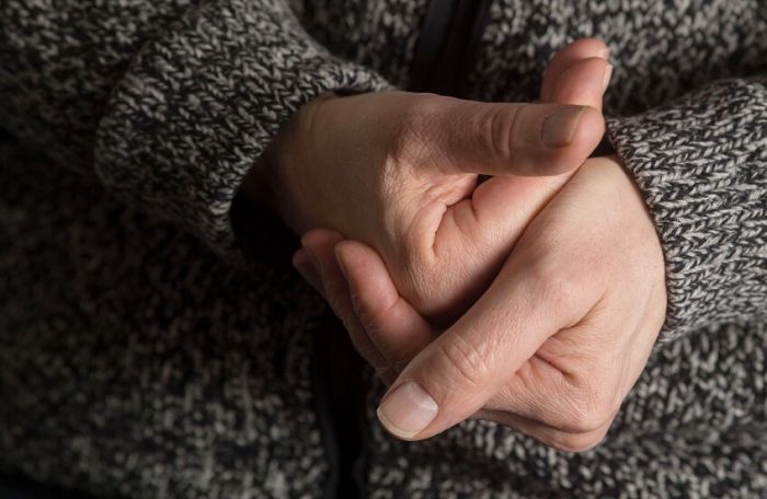 فرقعة المفاصل عادة طبيعية بلا مخاطر… لكن الألم قد يشير لمشاكل صحية