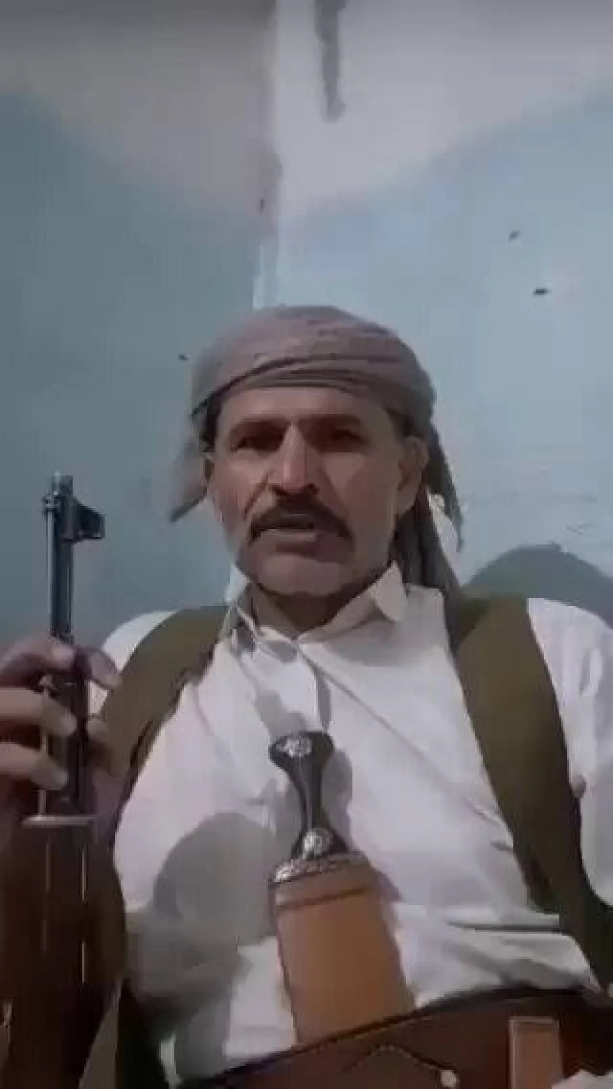 شاعر موالٍ لعصابة الحوثي في صعدة يعلن انشقاقه بعد نهب ممتلكاته