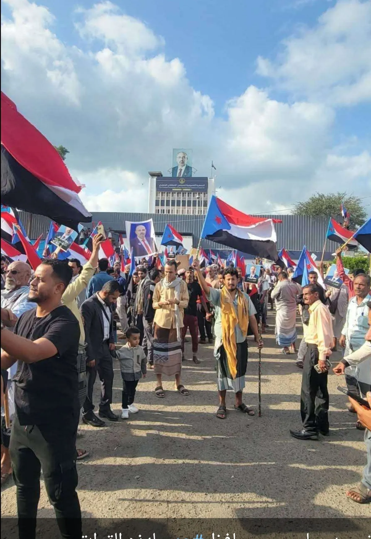 محافظ عدن يوجّه بإخلاء مقر الجمعية العمومية للمجلس الانتقالي المنحل من المظاهر العسكرية