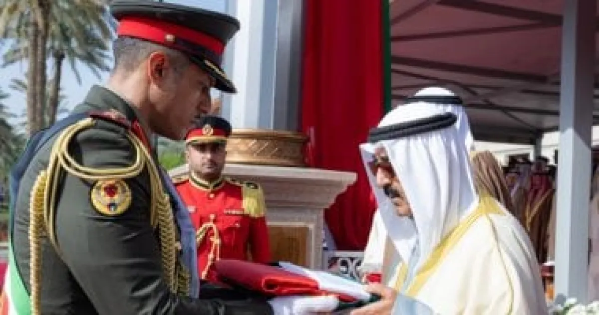 أمير الكويت يفتتح الاحتفالات الوطنية برفع العلم في قصر بيان