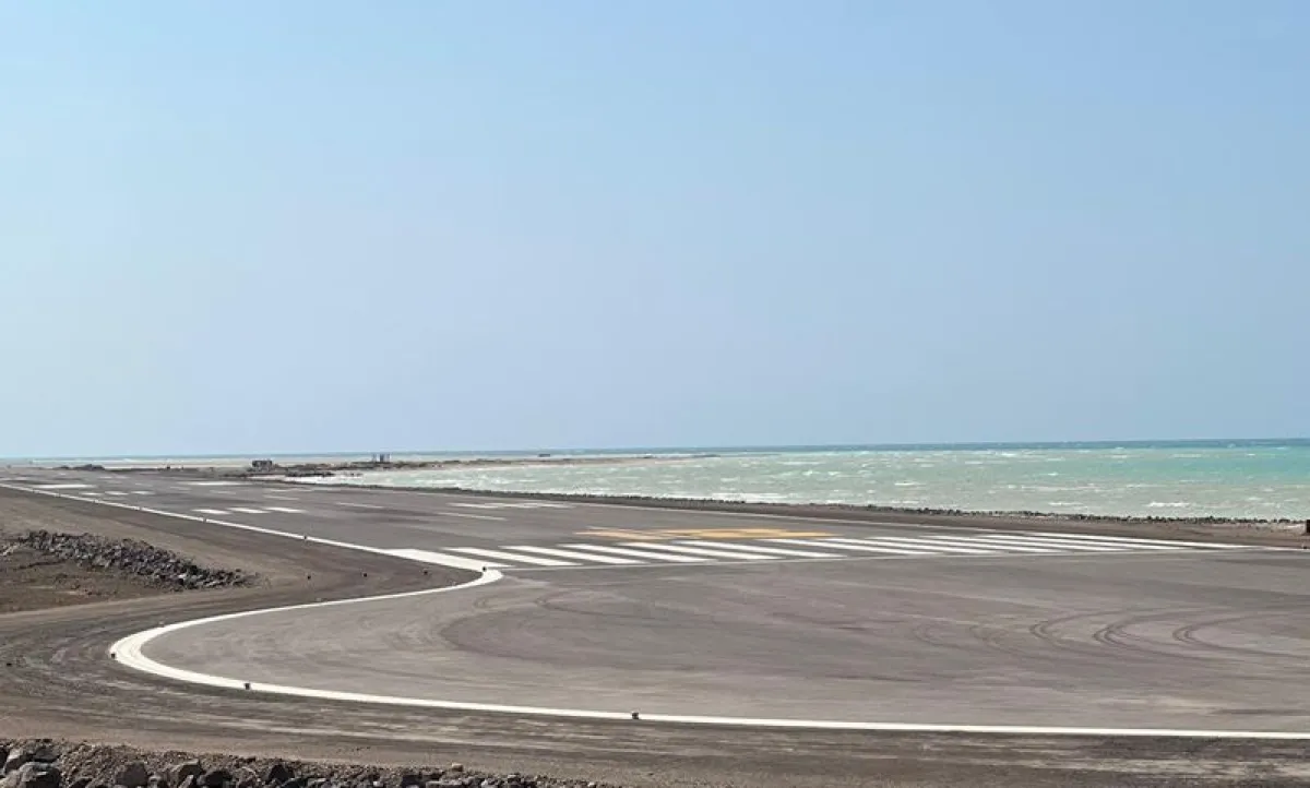 حادثة مطار المخاء تعيد التذكير بفشل الحكومة بالسيطرة على قرار الملاحة الجوية