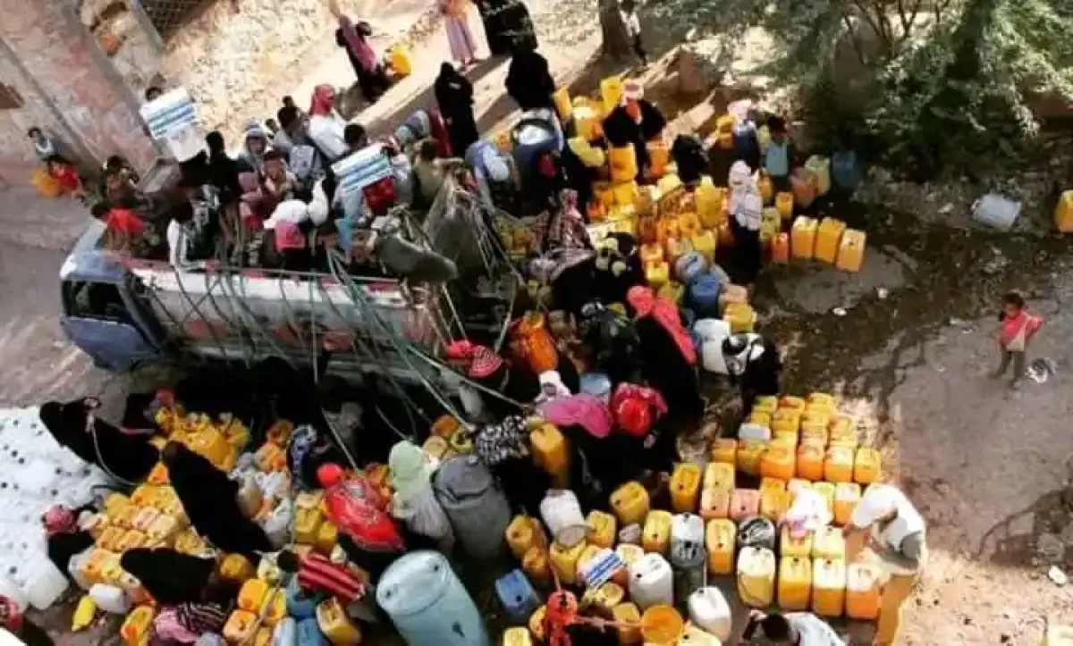 بعد فشلها في إيجاد حلول للأزمة .. سلطة تعز تفرض جبايات جديدة تضاعف معاناة المواطنين في الحصول على المياه