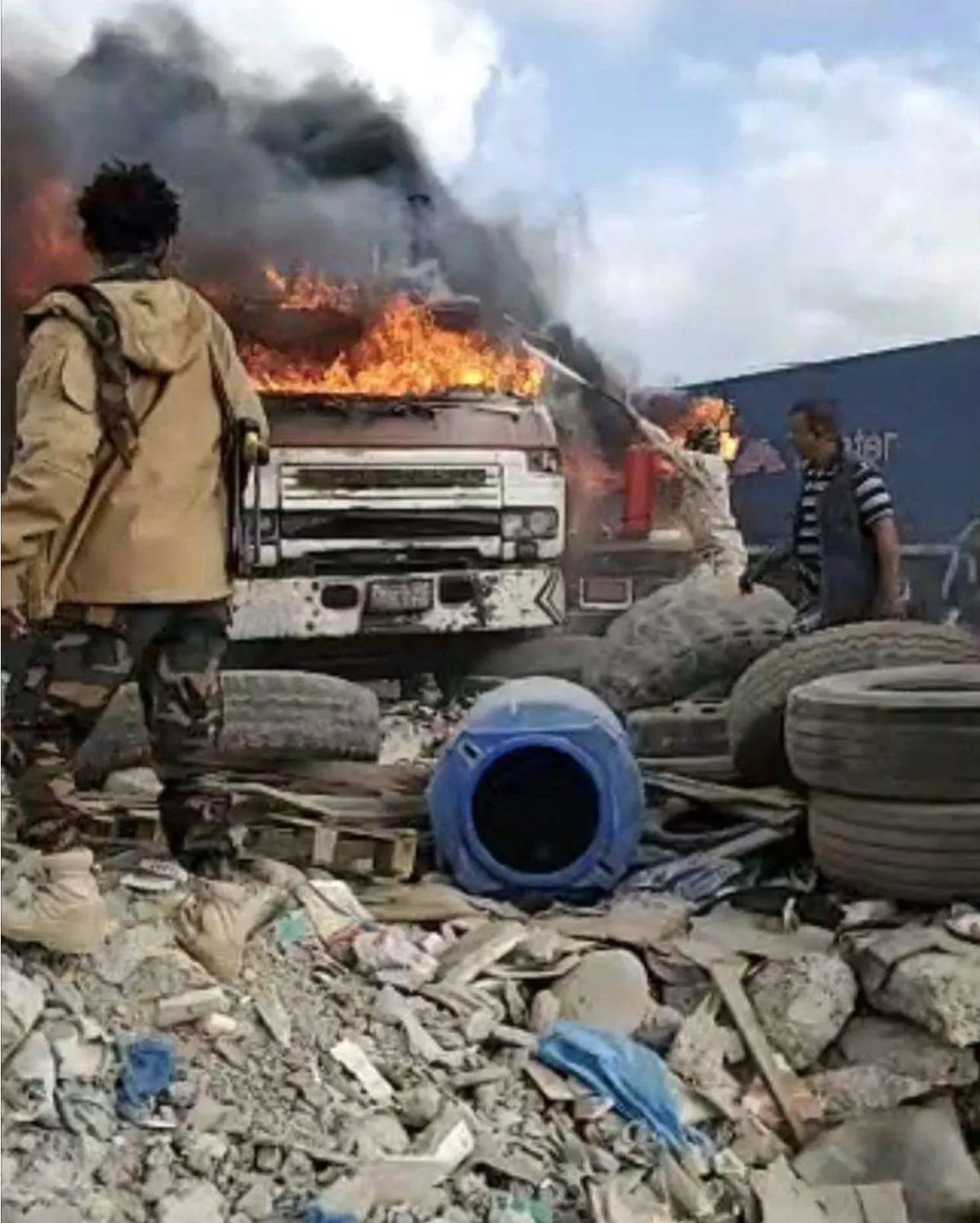 اندلاع حريق كبير في الساحة الجمركية بميناء عدن يتسبب بخسائر مادية